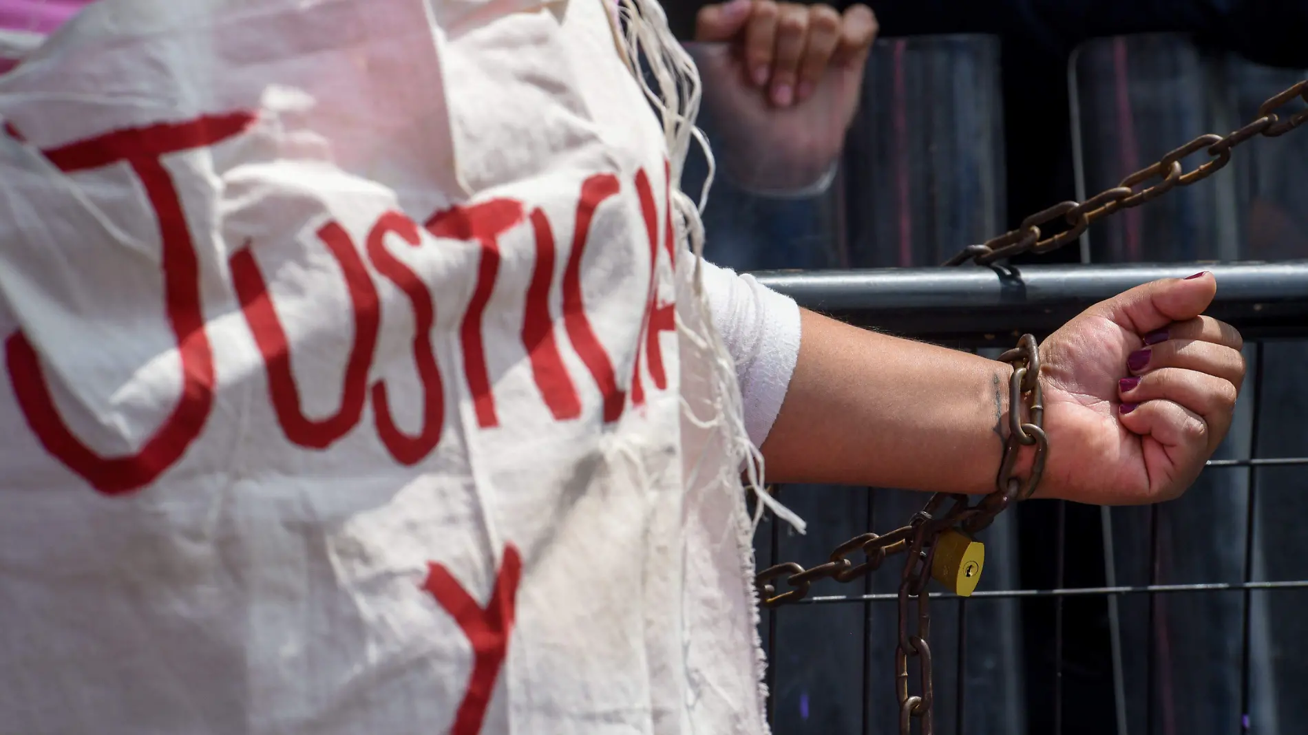 933914_Mujeres se encadenan en Palacio de Gobierno -8.jpg _impreso